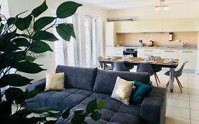 Art Deco 100M2 Flat 2 Min Walking From Train Station In City Center, Free Parking And Terrace - 2B